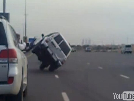 Clip: Quái xế “làm loạn” trên đường cao tốc Dubai