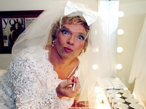 Tỷ phú Richard Branson hóa thân cô dâu nhân dịp khai trương công ty dịch vụ cưới xin Virgin Brides