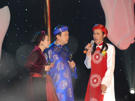 Danh hài Hoài Linh 'hái' hai giải Mai vàng 2011