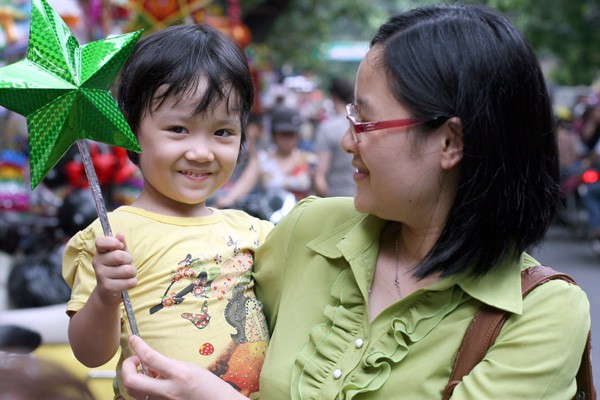 Đứa trẻ vừa được phụ huynh mua cho một ngôi sao tại phố Hàng Mã (Hoàn Kiếm, Hà Nội)