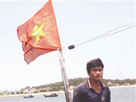 Khâm phục ngư dân quên mình bảo vệ cờ Tổ quốc