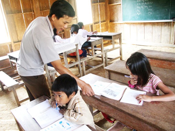 Thầy Thọ hằng ngày dạy chữ cho lũ trò nhỏ Ảnh: Nguyễn Thành