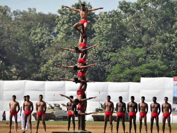 Màn "múa cột" ấn tượng của quân đội Ấn Độ