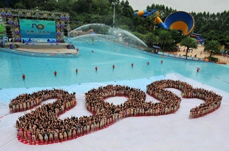 Ngắm 10.000 thiếu nữ mặc bikini xếp hình rắn khổng lồ