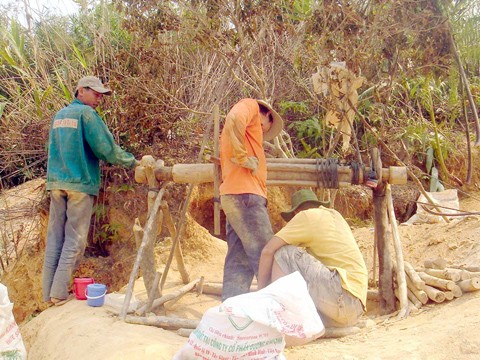 Rừng mất, nhà dân ngập cát vì khai thác titan ở Bình Định Ảnh: Việt Hương
