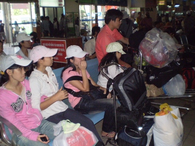 Hành khách chen chúc tại bến xe Miền Đông.