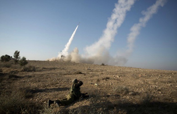 Hamas bắn rơi trực thăng Apache, tấn công tàu chiến Israel
