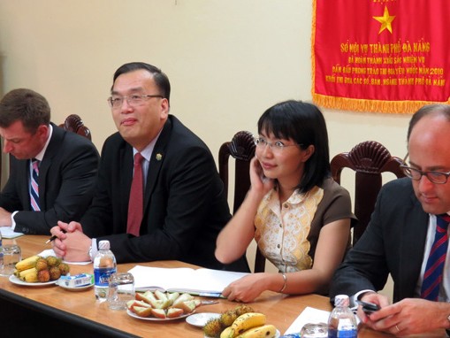 Tổng lãnh sự Mỹ thăm UBND huyện Hoàng Sa