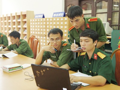 Trao đổi đề tài khoa học tại thư viện Ảnh: Nguyễn Minh