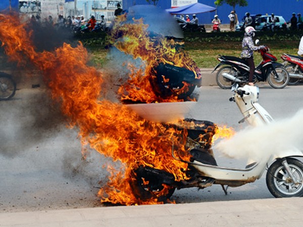Vụ cháy xe Attila trên đường Nguyễn Xiển