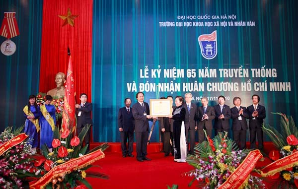 ĐH Khoa học Xã hội & Nhân văn nhận Huân chương Hồ Chí Minh