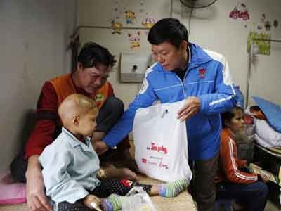 Báo 'Tiền Phong' tặng quà cho các bệnh nhi