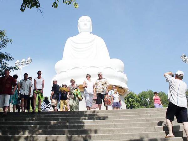 Du khách Nga thăm chùa Long Sơn ở Nha Trang Ảnh: Nguyễn Đình Quân
