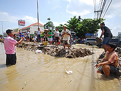 Thái Lan phát bao cao su cho dân vùng lụt