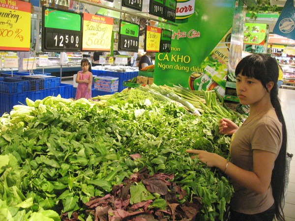 Riêng rau xanh tại siêu thị Big C The Garden vẫn đứng giá, trong khi nhiều mặt hàng giảm mạnh