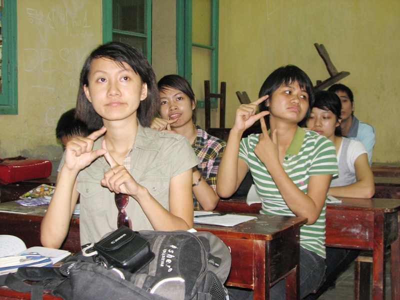 Tại một lớp học ngôn ngữ ký hiệu