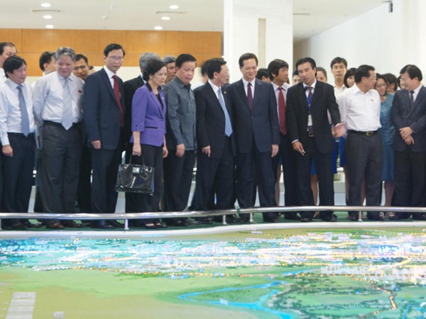 Thủ tướng Nguyễn Tấn Dũng tham quan mô hình Quy hoạch chung xây dựng Thủ đô Ảnh: TTXVN