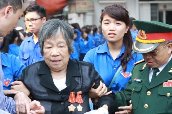 Thanh niên tình nguyện giúp cụ già vào viếng Đại tướng Võ Nguyên Giáp