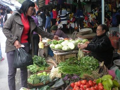 Giá rau xanh tại chợ Bách Khoa, Hà Nội, tăng 30% so với đầu tuần