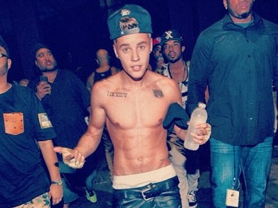 Justin Bieber lại tung ảnh khoe body và hình xăm