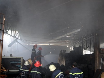 100 cảnh sát dập đám cháy nhà xưởng 1.000m2