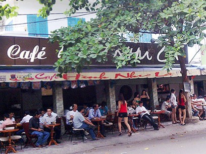 Cà phê khoe ngực, khoe đùi ở Sài Gòn