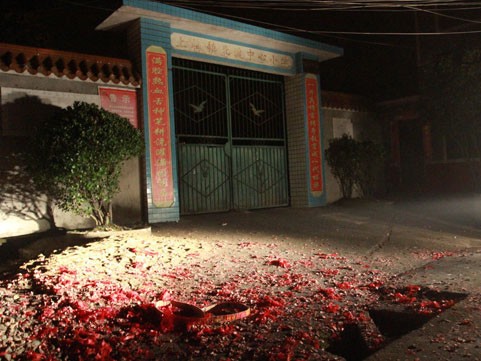 Những vệt máu còn loang lổ trên đất ở cổng trường sơ cấp Baidu