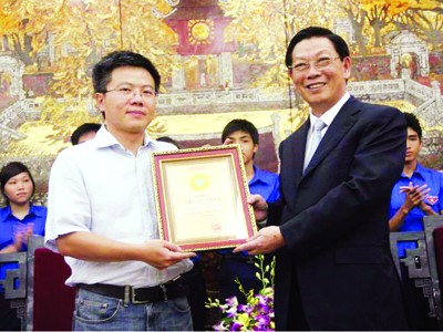 Ông Nguyễn Thế Thảo trao bằng danh hiệu cho giáo sư Ngô Bảo Châu. Ảnh: Nguyễn Hà
