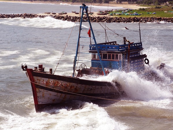 Chiếc tàu ông Thảo bị nạn tại cửa Sa Huỳnh - Thanh Trung