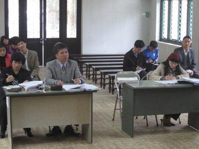 Đại diện Hải quan Yên Viên (trái) và Cty Thành Long (phải) trong phiên xử ngày 30-12
