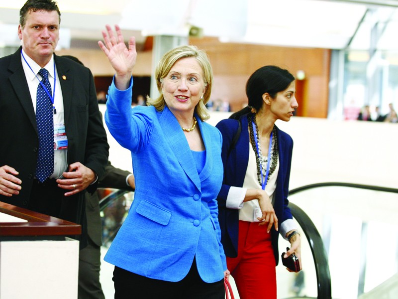 Ngoại trưởng Mỹ Hillary Clinton đến dự hội nghị tại Trung tâm Hội nghị Quốc gia. Ảnh: Hồng Vĩnh