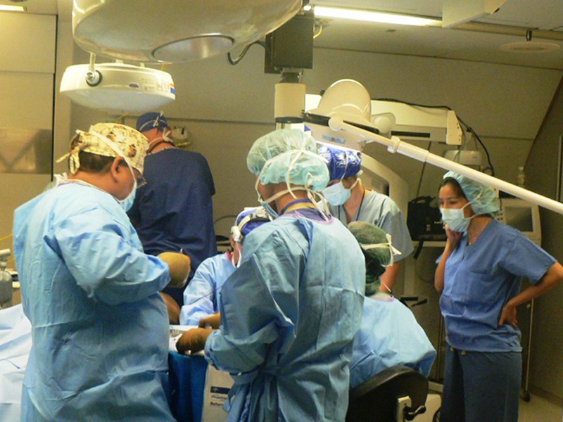 Các chuyên gia, bác sĩ nhãn khoa hàng đầu thế giới đang phẫu thuật mắt cho bệnh nhân miền Trung trên Bệnh viện Bay ORBIS. Ảnh: Nguyễn Huy