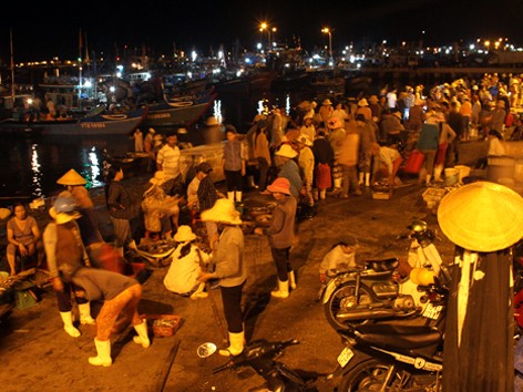 12h đêm, chợ cá âu thuyền Thọ Quang (quận Sơn Trà) đã tấp nập người mua kẻ bán, khi những chuyến tàu đánh bắt ngoài khơi vừa cập bến.