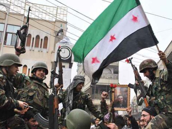 Lính Syria đào ngũ, gia nhập lực lượng chống chính phủ ở thành phố Homs của Syria Ảnh: AP