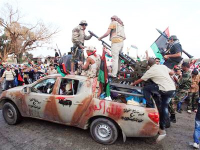 Người dân Libya chào đón chiến binh trở về từ Sirte dự lễ tuyên bố Libya được giải phóng ở Benghazi. Ảnh: Reuters