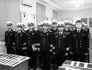 Thủy thủy đoàn tàu ngầm TP.HCM trong lễ nhận bằng tốt nghiệp - Ảnh: Nhà máy Admiralty Verfi(Nga)