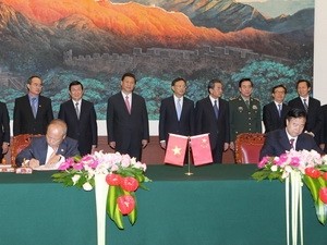Ký Thỏa thuận sửa đổi lần 4 liên quan tới Thỏa thuận thăm dò dầu khí chung Việt-Trung trong khu vực thỏa thuận trong Vịnh Bắc Bộ. (Ảnh: Nguyễn Khang/TTXVN)