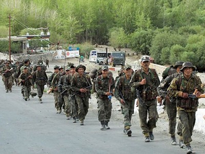 Binh sĩ Ấn Độ hành quân ở khu vực biên giới - Ảnh: Militaryphotos.net