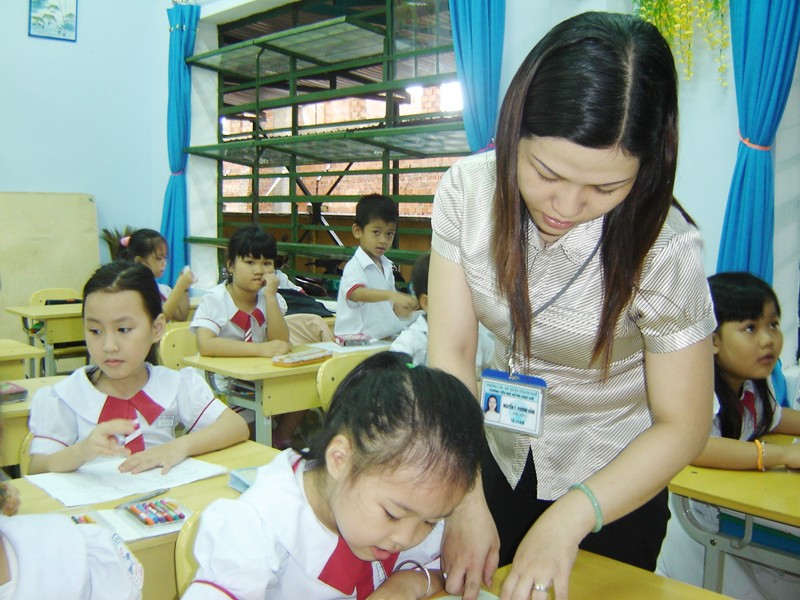 Trong khi các trường học ở trung tâm Đà Nẵng quá tải, thì nhiều lớp học như thế này ở vùng ven lại thưa thớt học sinh. Rõ ràng cần sự phân bố lại dân cư. Ảnh: Nam Cường