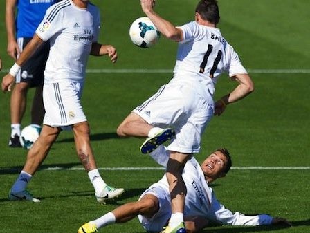 Ronaldo phi cả người cướp bóng để dằn mặt Bale