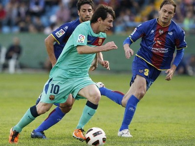 Messi phô diễn kĩ thuật siêu đẳng