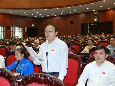 Đại biểu Giàng A Chu (Yên Bái) phát biểu ý kiến thảo luận ở hội trường về dự thảo Nghị quyết lấy phiếu tín nhiệm, bỏ phiếu tín nhiệm Ảnh: Hồng Vĩnh