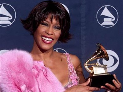 Whitney Houston từng yêu người đồng giới?