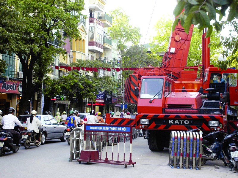 Cẩu xây dựng lấn đường giao thông trên đường phố Huế, Hà Nội