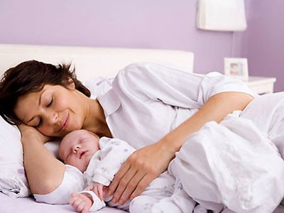 Ngủ với mẹ tốt cho tim trẻ