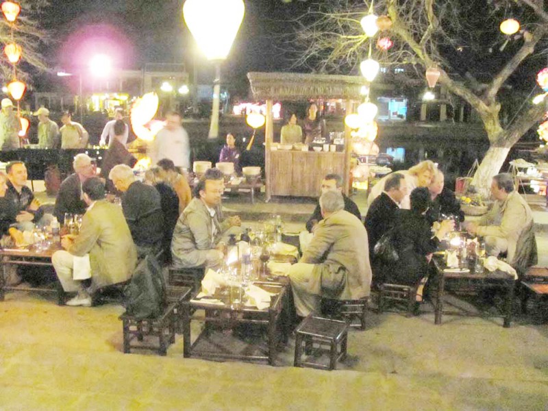 Chợ đêm mới đối diện Chùa Cầu (Hội An) thu hút nhiều khách du lịch nước ngoài. Ảnh: Q.H