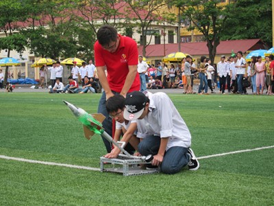 Học sinh Hà Nội thi bắn tên lửa nước