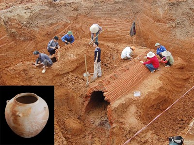Mộ cổ được khai quật tại khu Ciputra (ảnh lớn); cổ vật tìm thấy trong khu mộ cổ (ảnh nhỏ) Ảnh: Nguyễn Lân Cường