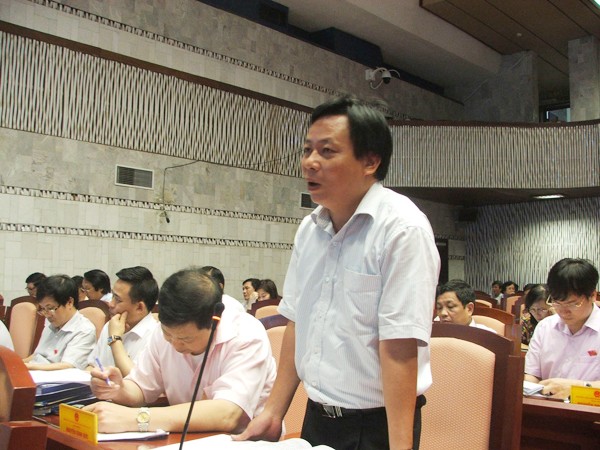 Đại biểu Nguyễn Văn Phong góp ý quy hoạch sử dụng đất Ảnh: Minh Tuấn
