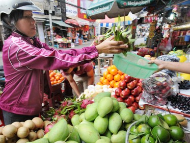 Chọn mua trái cây trong nước tại chợ Nguyễn Tri Phương, Q.10, TP.HCM (ảnh chụp chiều 18-1) - Ảnh: M.ĐỨC